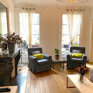 Real Parisian With 2 Bedrooms And Ac Apartment
